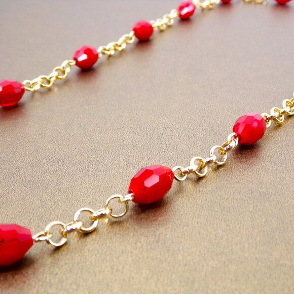 Red glass bead necklace and earring set made with oval glass beads an gold chain - Picture 3 of 11